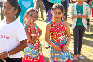 Dos niñas en vestidos tradicionales disfrutan la celebración del Dia de la Republica de la India