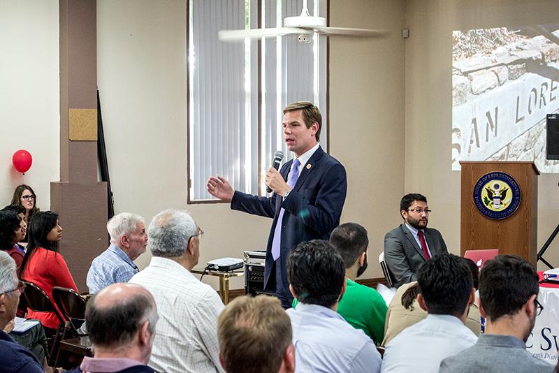 Congressman+Swalwell+engages+a+full+audience+at+the+San+Lorenzo+Village+Homeowners+Association+town+hall.+
