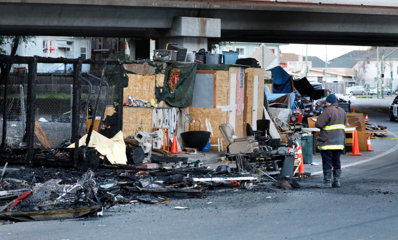 Oakland+police+and+fire+investigate+an+early+morning+fatal+fire+on+Northgate+Avenue+in+Oakland%2C+Calif.%2C+that+burned+a+small+part+of+a+larger+homeless+encampment+at+Sycamore+Street+on+Monday%2C+Feb.+12%2C+2018.+The+body+of+a+man+was+found+in+the+fire.+%28Laura+A.+Oda%2FBay+Area+News+Group%29