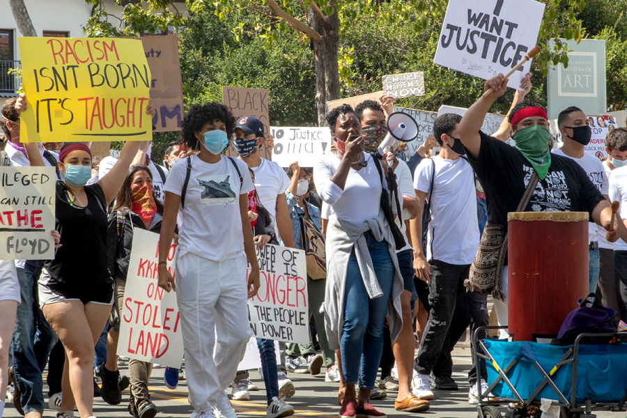 About 3,000 people came together at the Santa Barbara County Courthouse on Sunday, and peacefully marched down State Street to the Santa Barbara Police Department to show support of the Black Lives and in protest of George Floyd’s death, who was killed in the custody of the Minneapolis police after kneeling on his neck for an estimated 8 minutes.